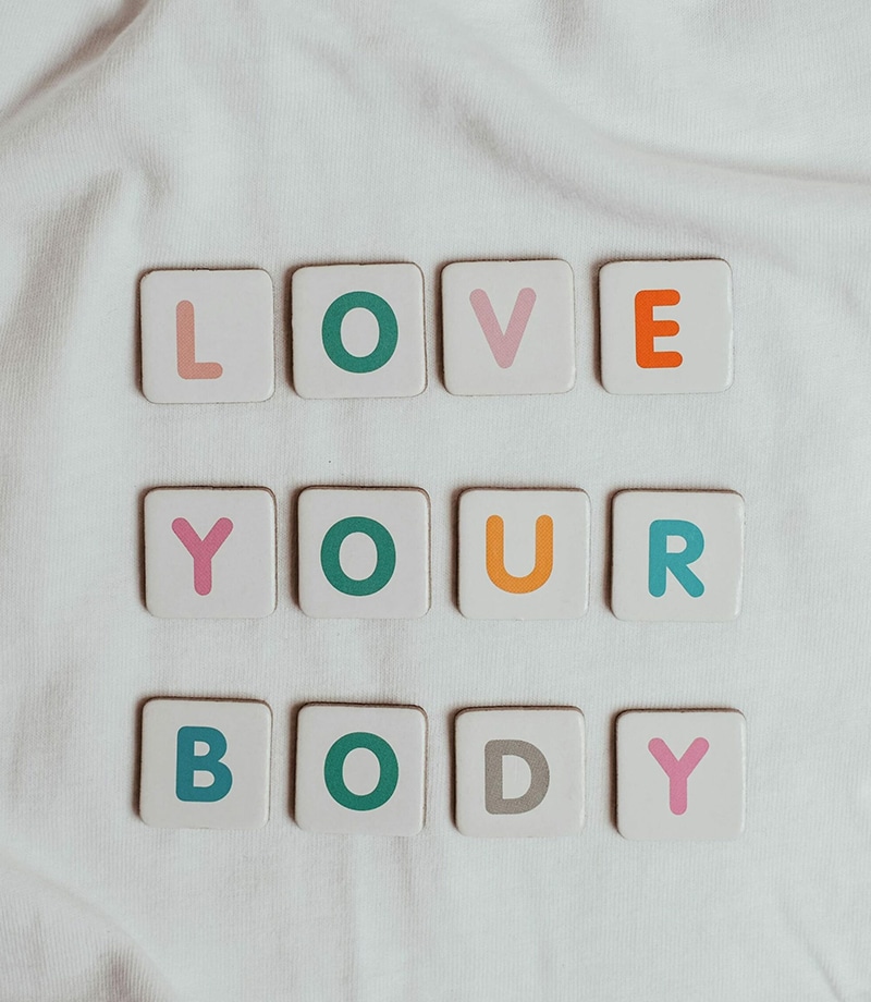 petits carrés avec lettres qui forme la phrase Love your body